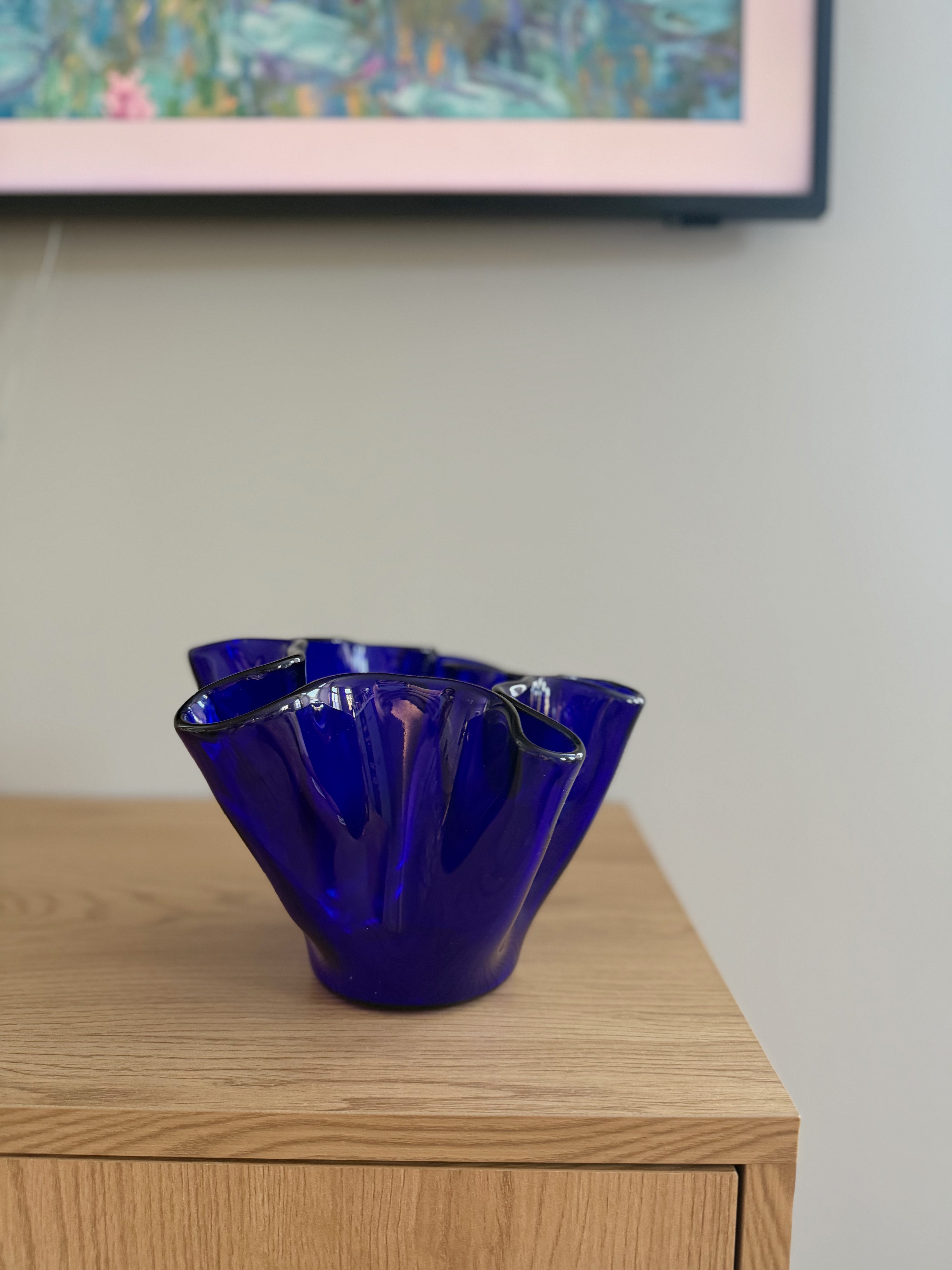 Koboltblå kunstglassvase fra Magnor glassverk